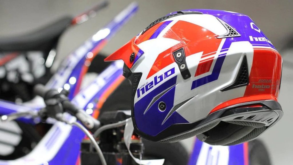 Casque trial Hebo accroché au guidon d'une moto