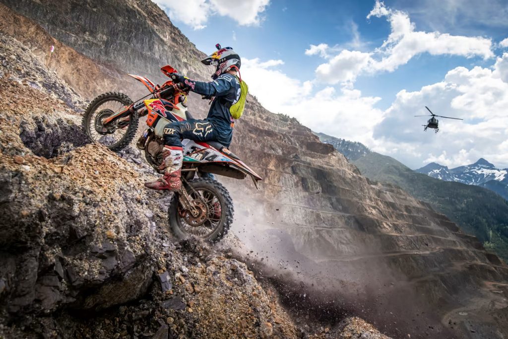 Piloto de hard enduro equipado con un traje Fox