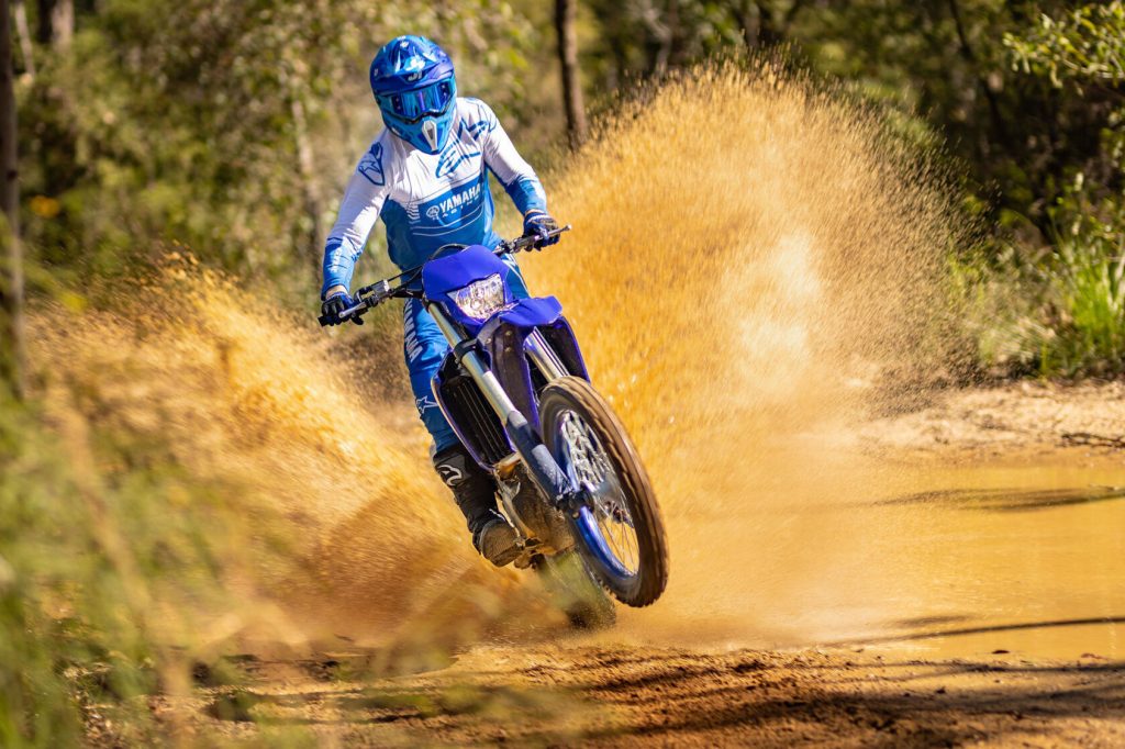 Moto d'enduro avec plaque phare