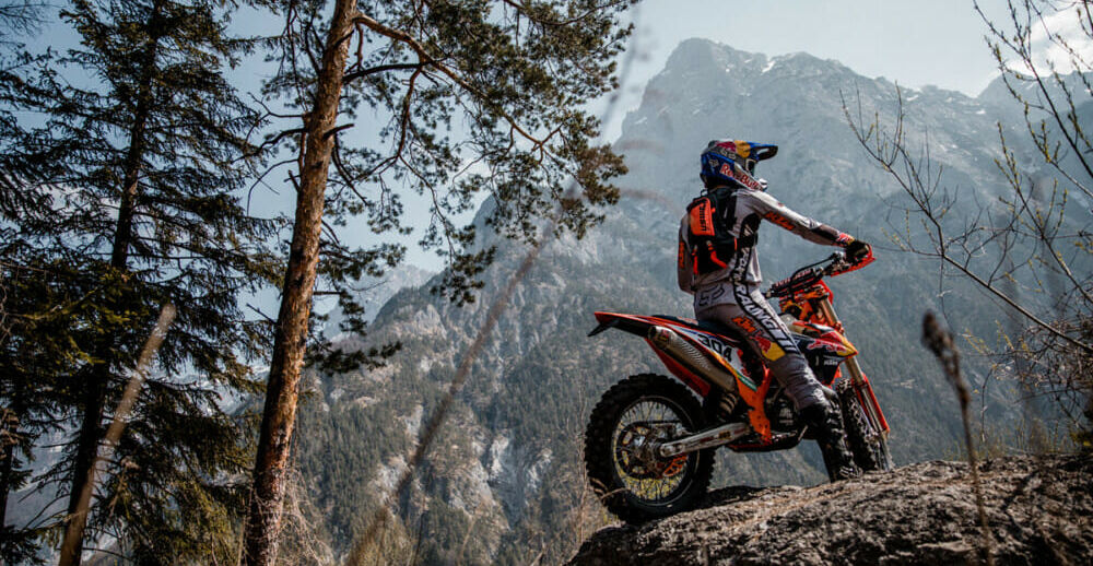 Pilotos de enduro de KTM solos en la montaña