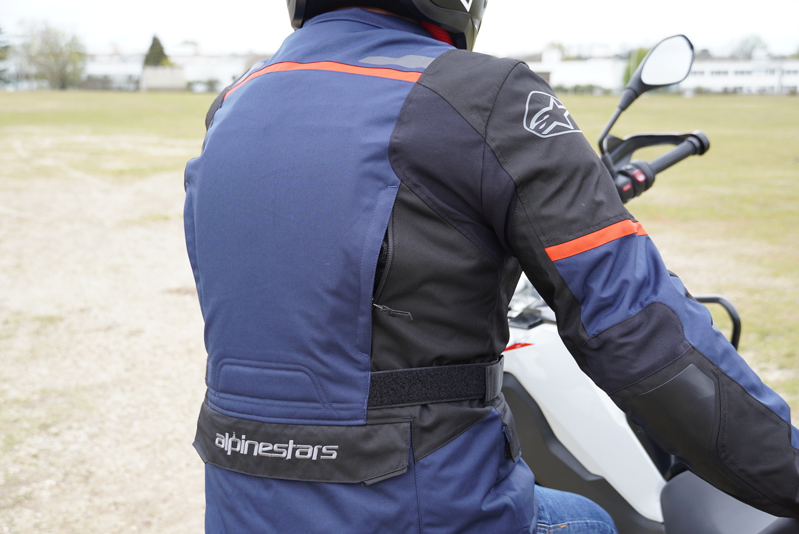 poche arrière sur veste alpinestars andes v3