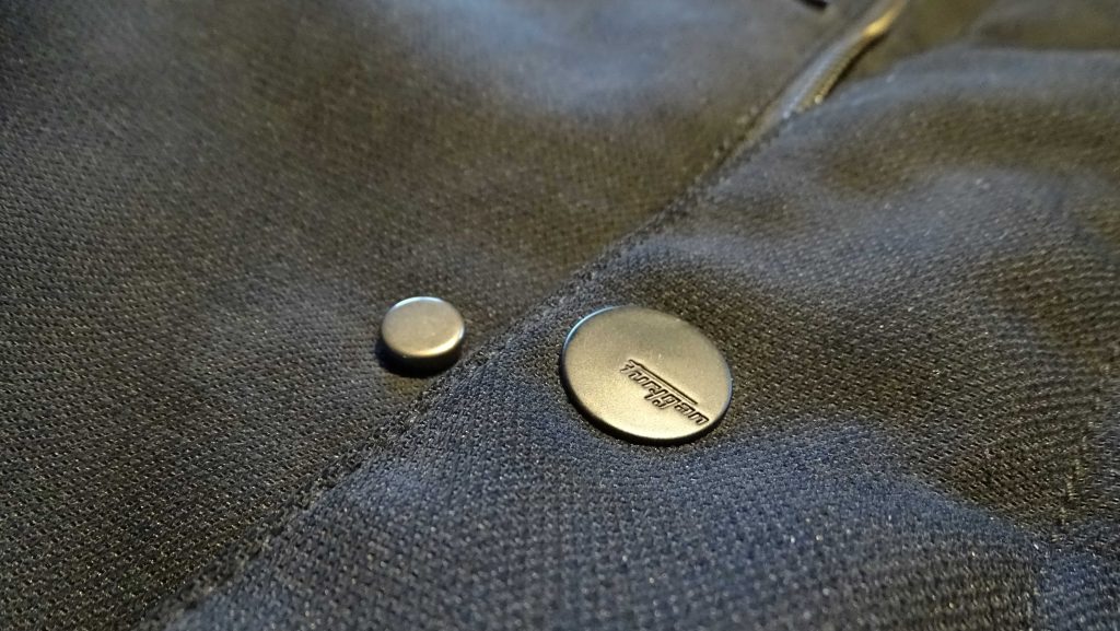 Les boutons pression plats sont du plus bel effet