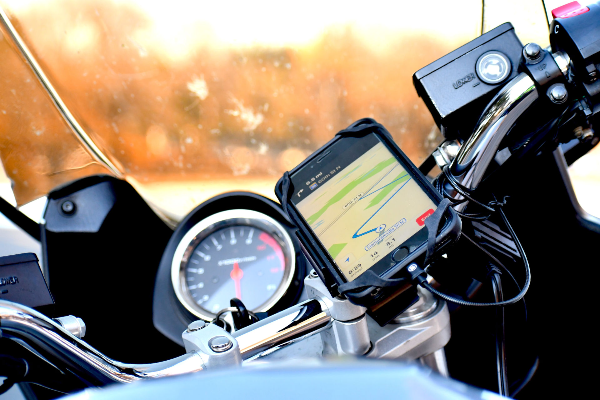 Smartphone servant de GPS au guidon d'une moto