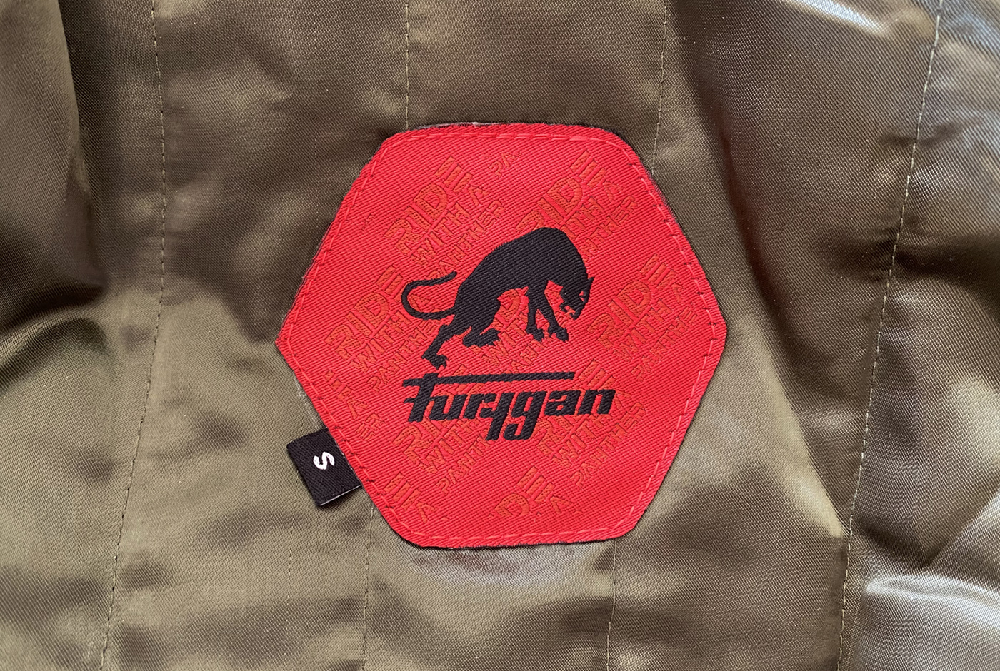 logo furygan rouge cousu sur la doublure du blouson Furygan 