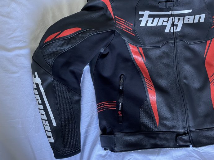 manches préformées sur le blouson Furygan Pro One