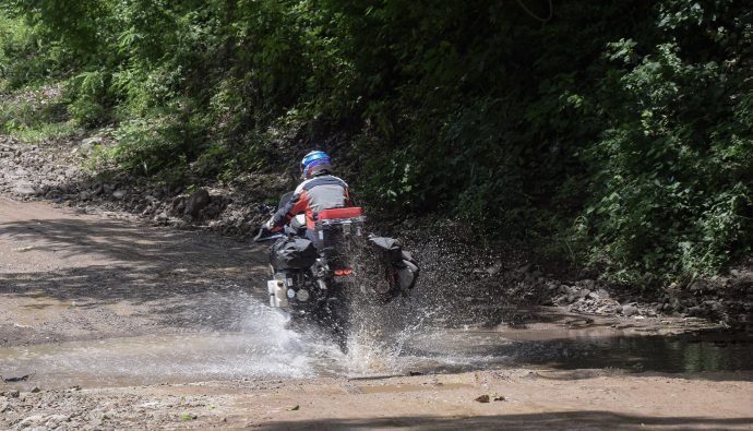 river crossing en moto