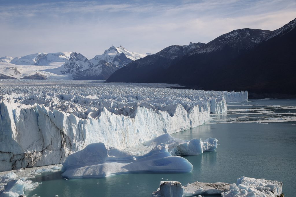 traversée des régions de glaciers en moto