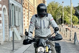 La veste REV IT Vertical Goretex en pleine action sur la moto en vue de face