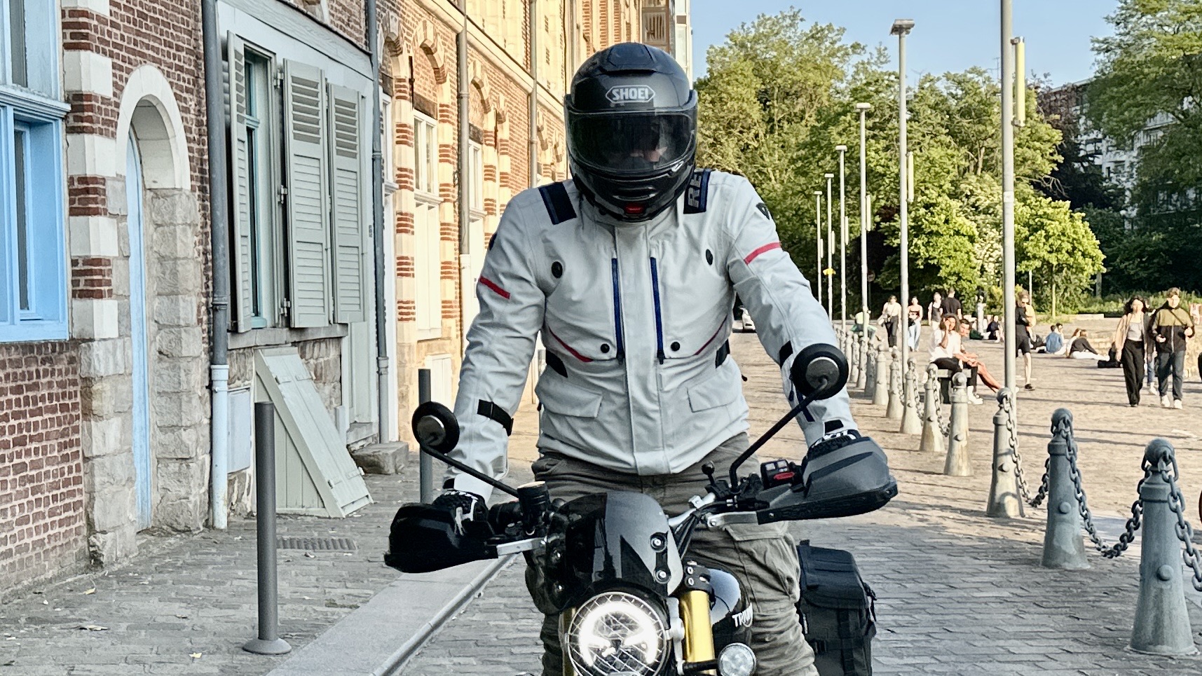 La veste REV IT Vertical Goretex en pleine action sur la moto en vue de face