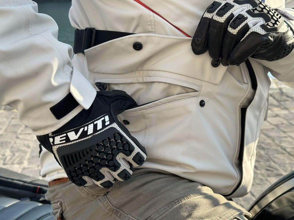 Grandes bolsillos impermeables en la chaqueta Rev'it Vertical Gore-Tex