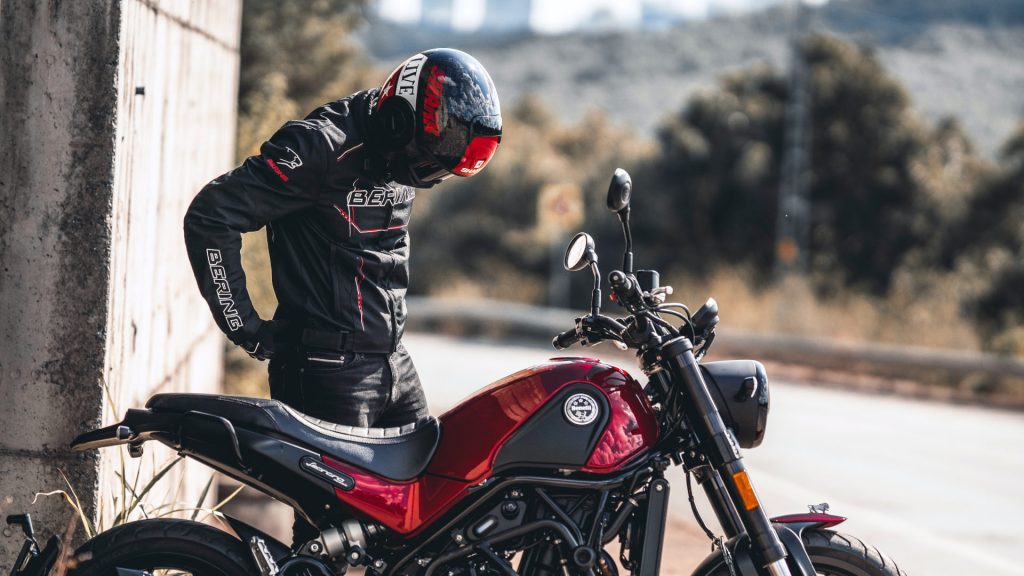 motard faisant une pause dans le froid à côté de sa moto