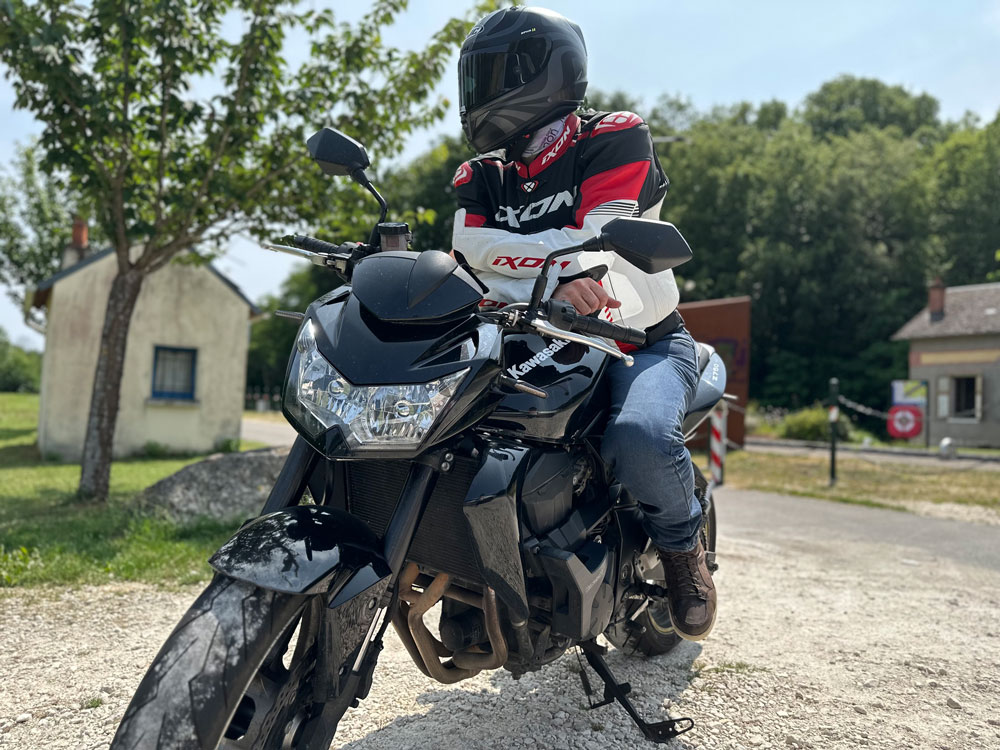 Pause en cours de balade avec le blouson cuir moto ventilé et micro perforé IXON Vortex 2