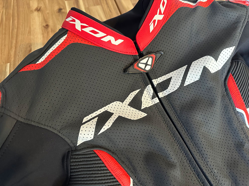 microperforations sur le blouson ixon vortex 2 Présentation des microperforations sur le blouson moto en cuir IXON Vortex 2