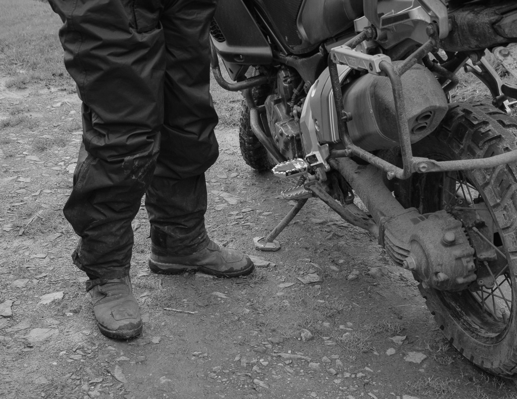 bottes moto étanches et combinaison de pluie