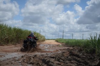 voyager à moto sous la pluie