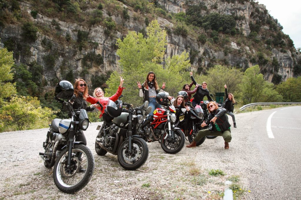 femme moto débutante