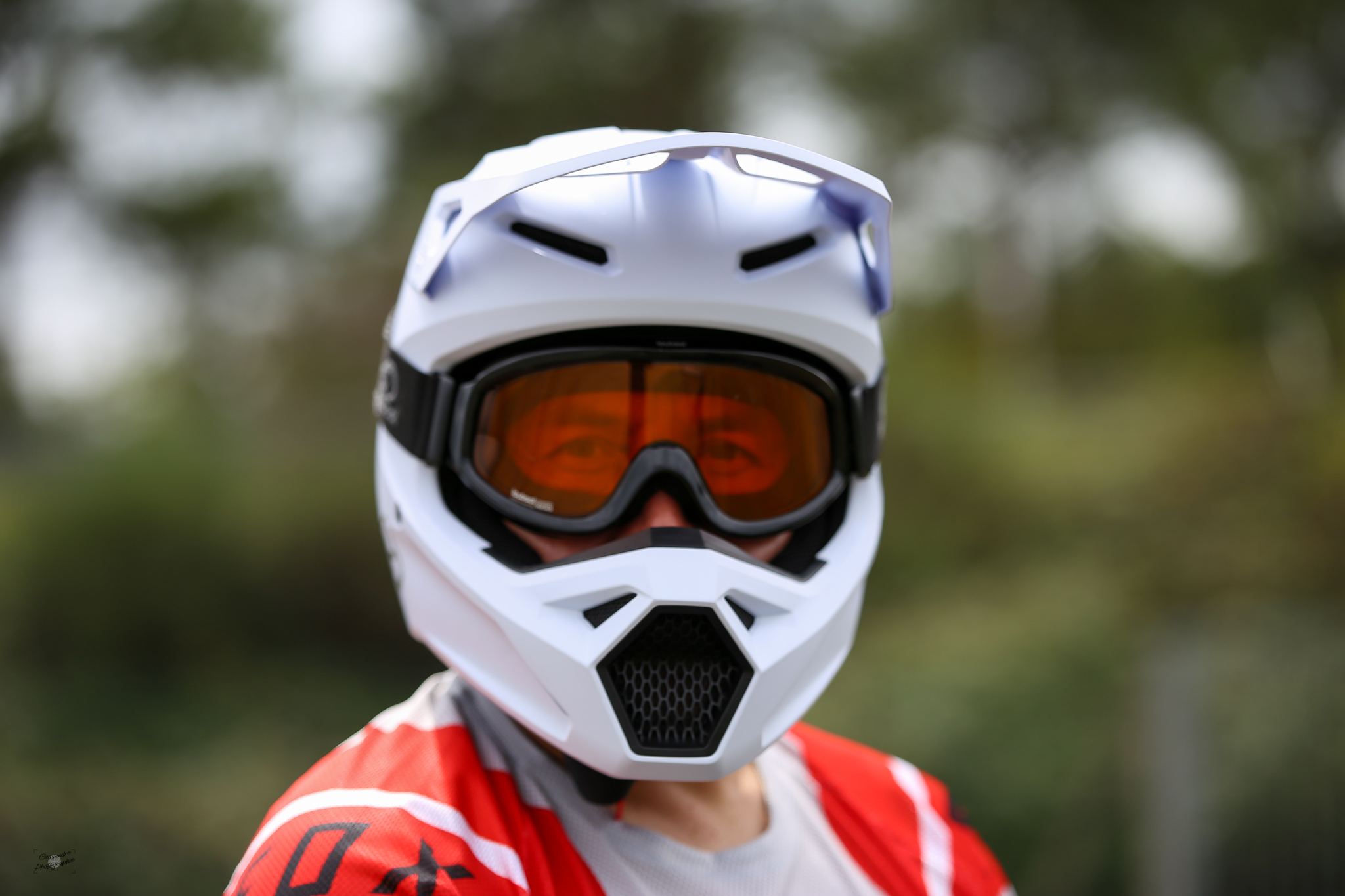 vue de face sur le casque fox V1 solid 