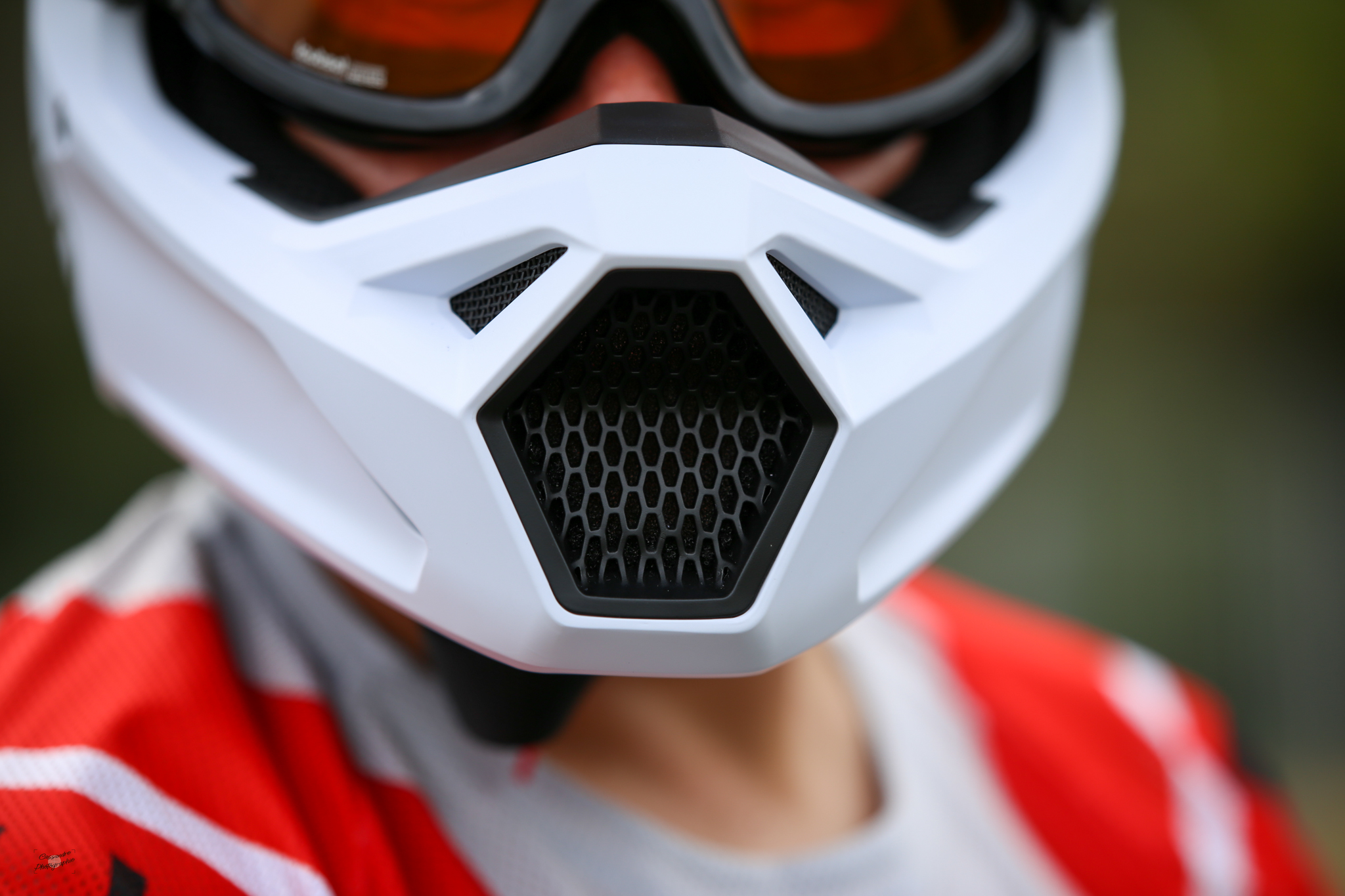 ventilations à l'avant du casque fox v1 solid