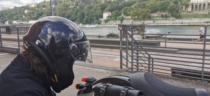 essai du casque intégral HJC V10 