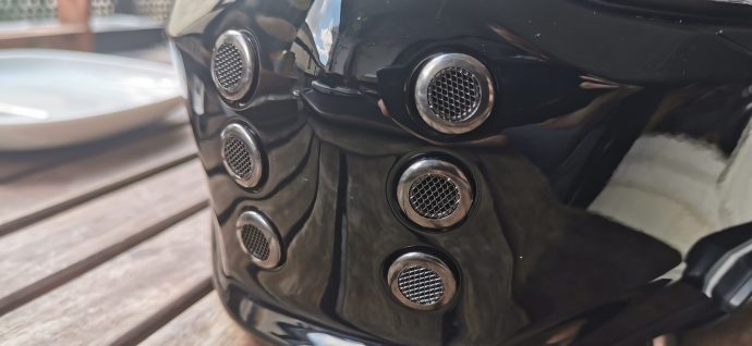 grille d'aérations sur l'avant du casque intégral HJC V10