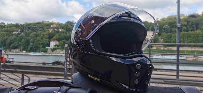 focus sur le design de ce casque intégral HJC V10