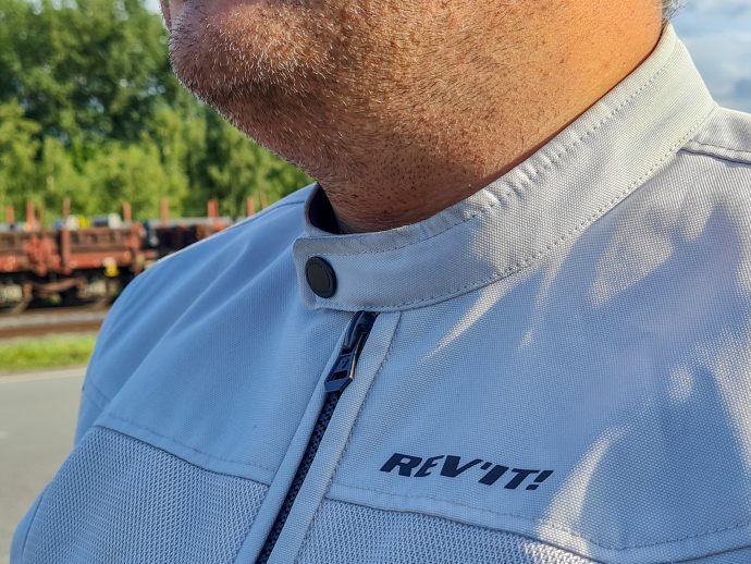 patte de serrage au col sur le blouson Rev'it Eclipse 2