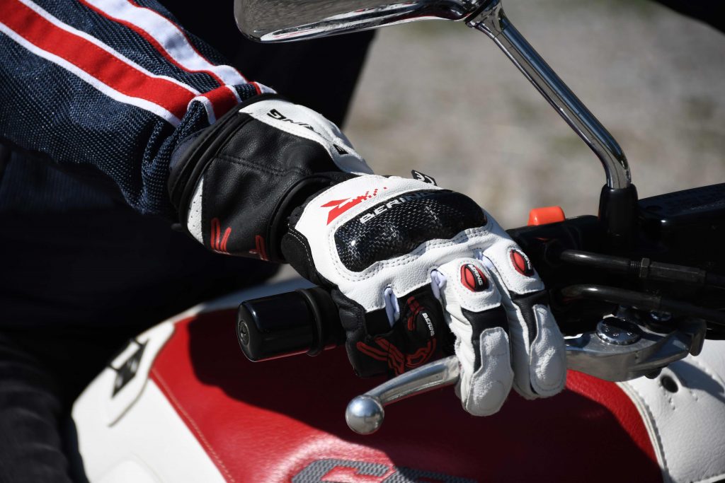 Gants moto sportifs Bering manifestement à la bonne taille