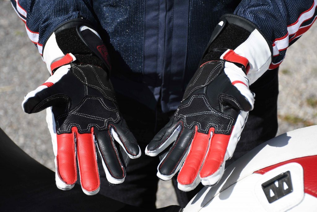 Motard présentant la paume de ses gants moto