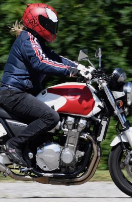 essai du jean Ixon Cathelyn en action, sur la moto