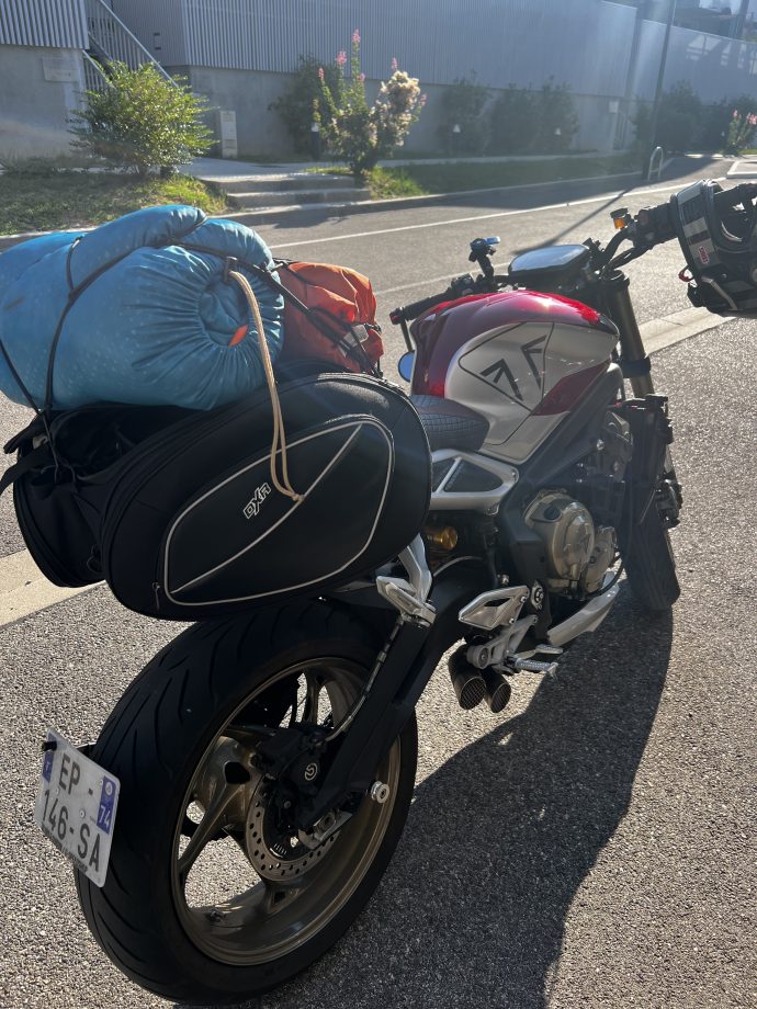La moto (bien chargée) est prête pour le voyage !