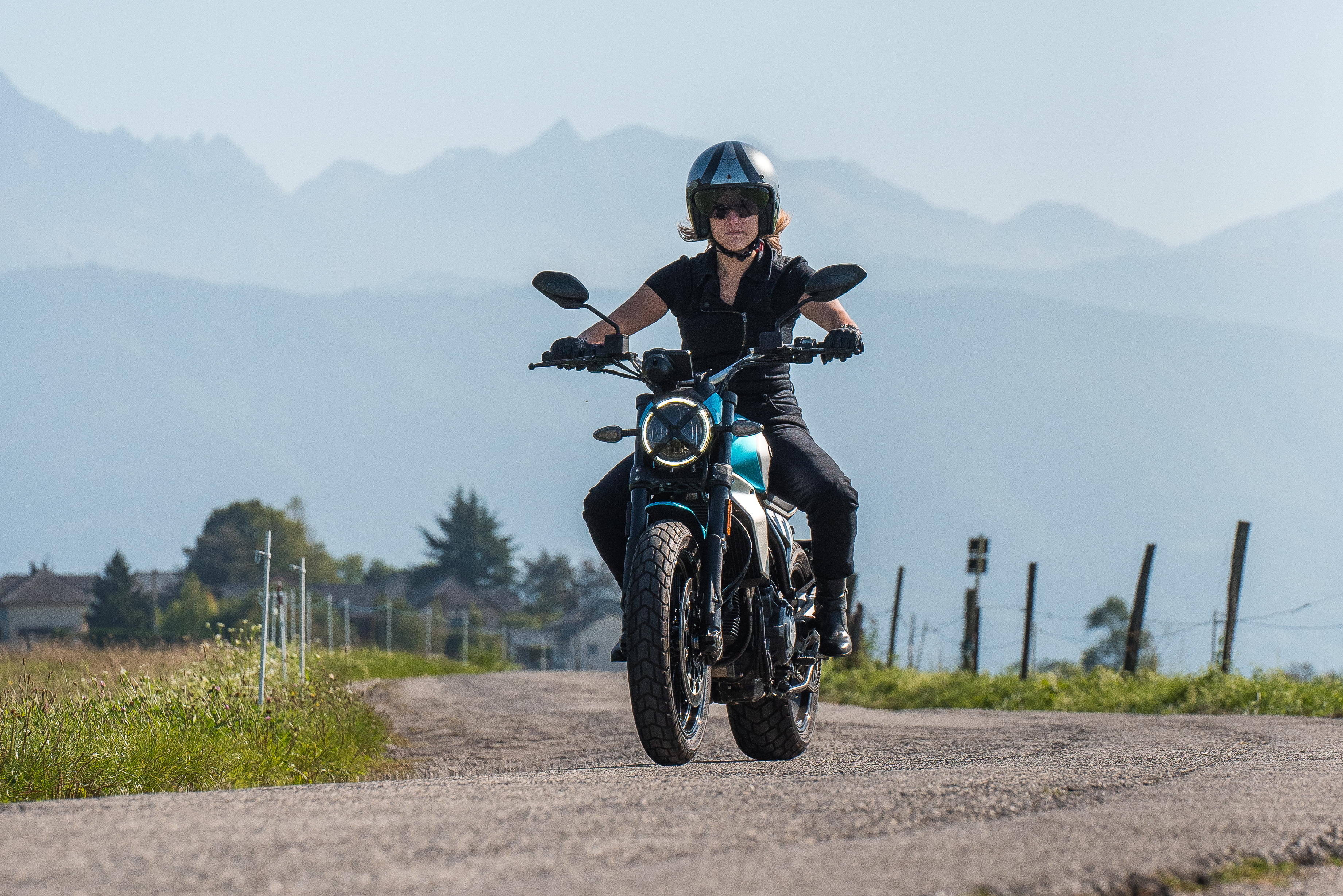 Stocké facilement votre équipement de motard avec le porte casque moto. –  LE PRATIQUE DU MOTARD