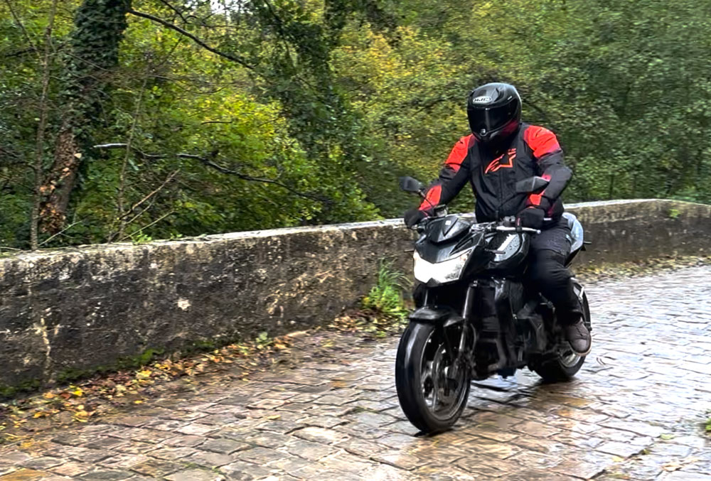 Motard équipé du blouson moto waterproof Alpinestar T-SP 1 V2 