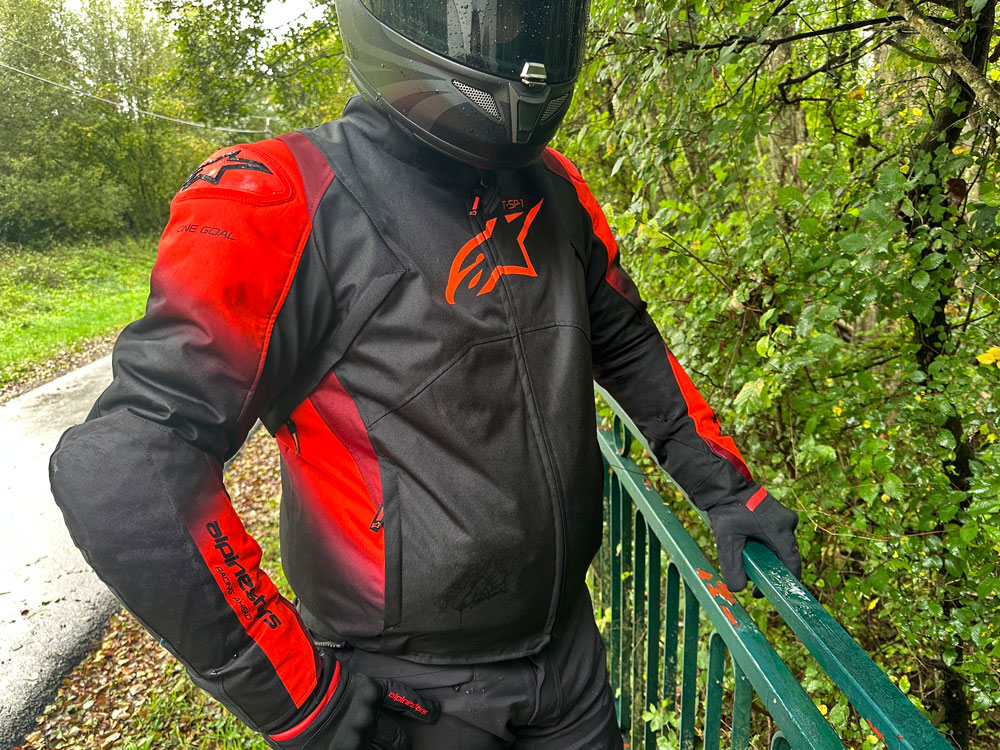 Blouson moto étanche toutes saisons, le blouson Aplinestars T-SP 1 V2 garde bien au sec lors des balades automnales