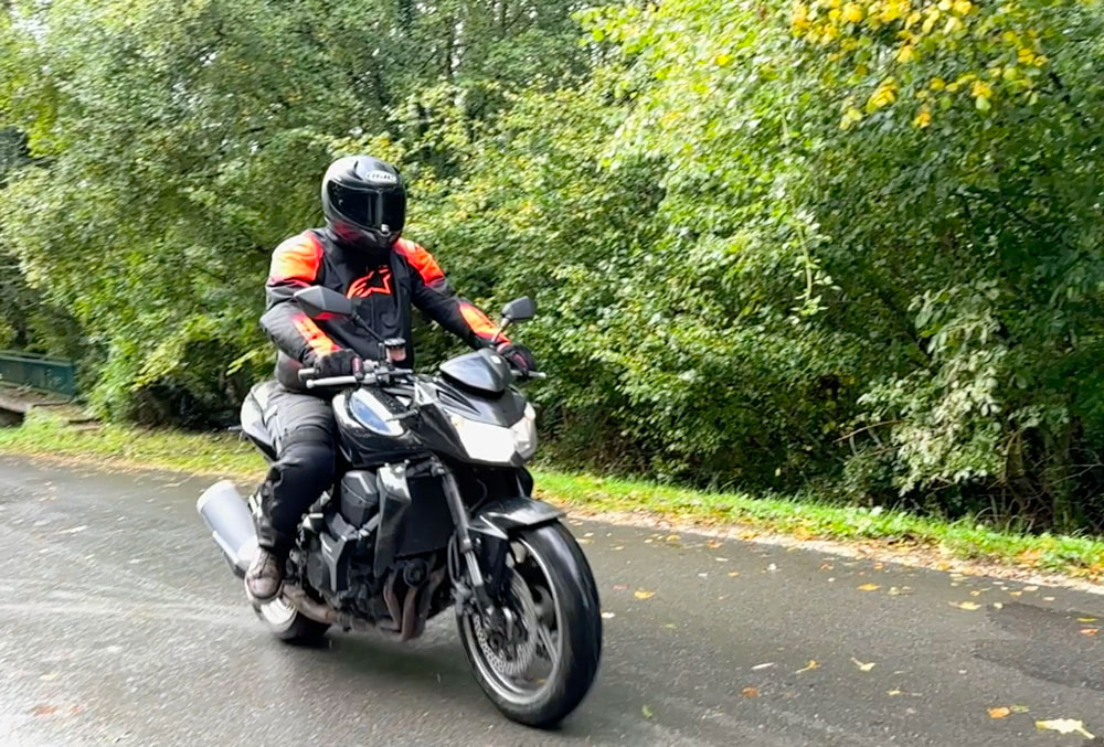 Balade à moto sous la pluie avec le blouson Alpinestars
