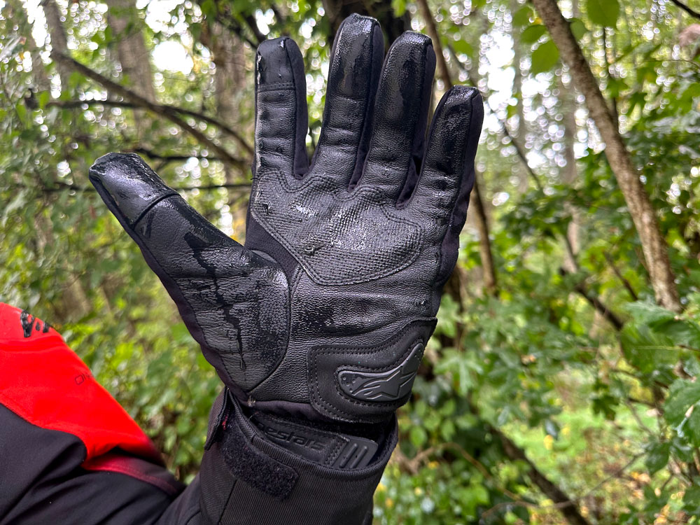 Gants moto étanches et chauffants Alpinestars HT-5 Drystar sous la pluie après une balade