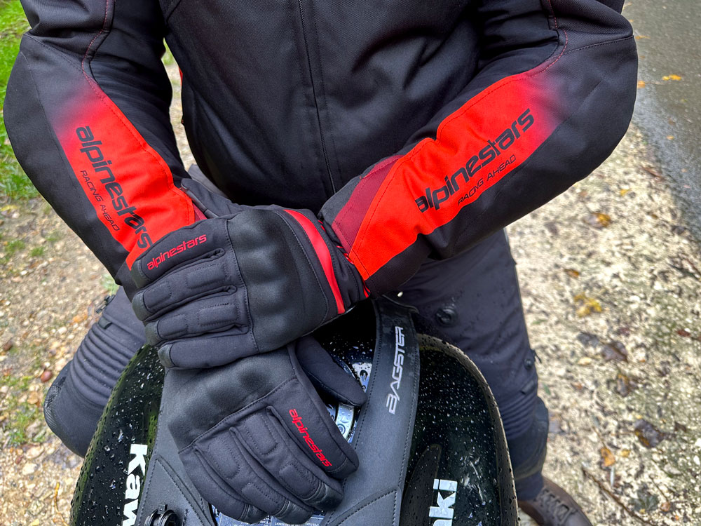 Balade à moto sous la pluie avec les gants chauffants Alpinestars HT-5 Drystar® et leur membrane étanche