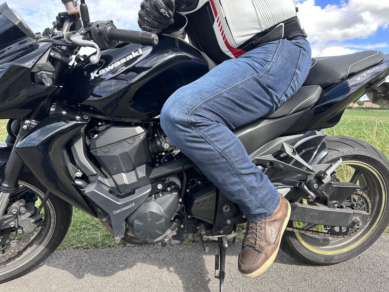 jean rev'it houston à l'essai sur moto