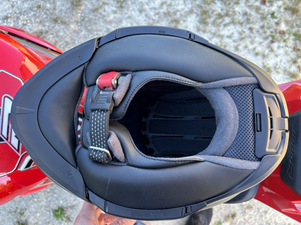 SHOEI Neotec 3 - Une fois fermé, plus rien ne passe, laissant place à une très bonne isolation, digne du casque moto le plus silencieux