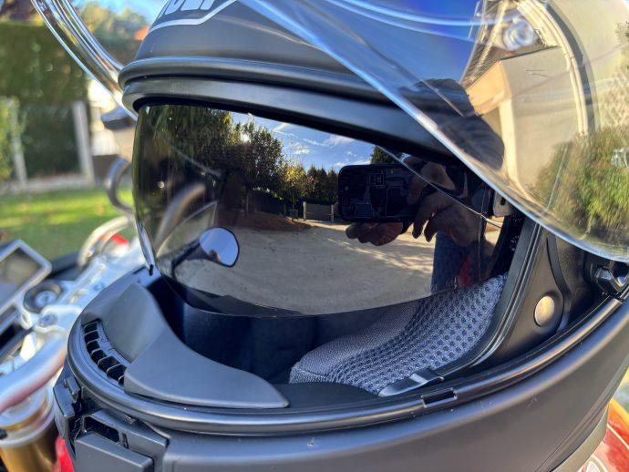 Ecran pare-soleil sur le casque modulable Shoei Neotec 3 