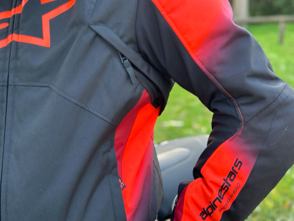 le blouson Alpinestars T-SP 1 V2 Waterproof avec ses grands aérateurs, idéal en toutes saisons