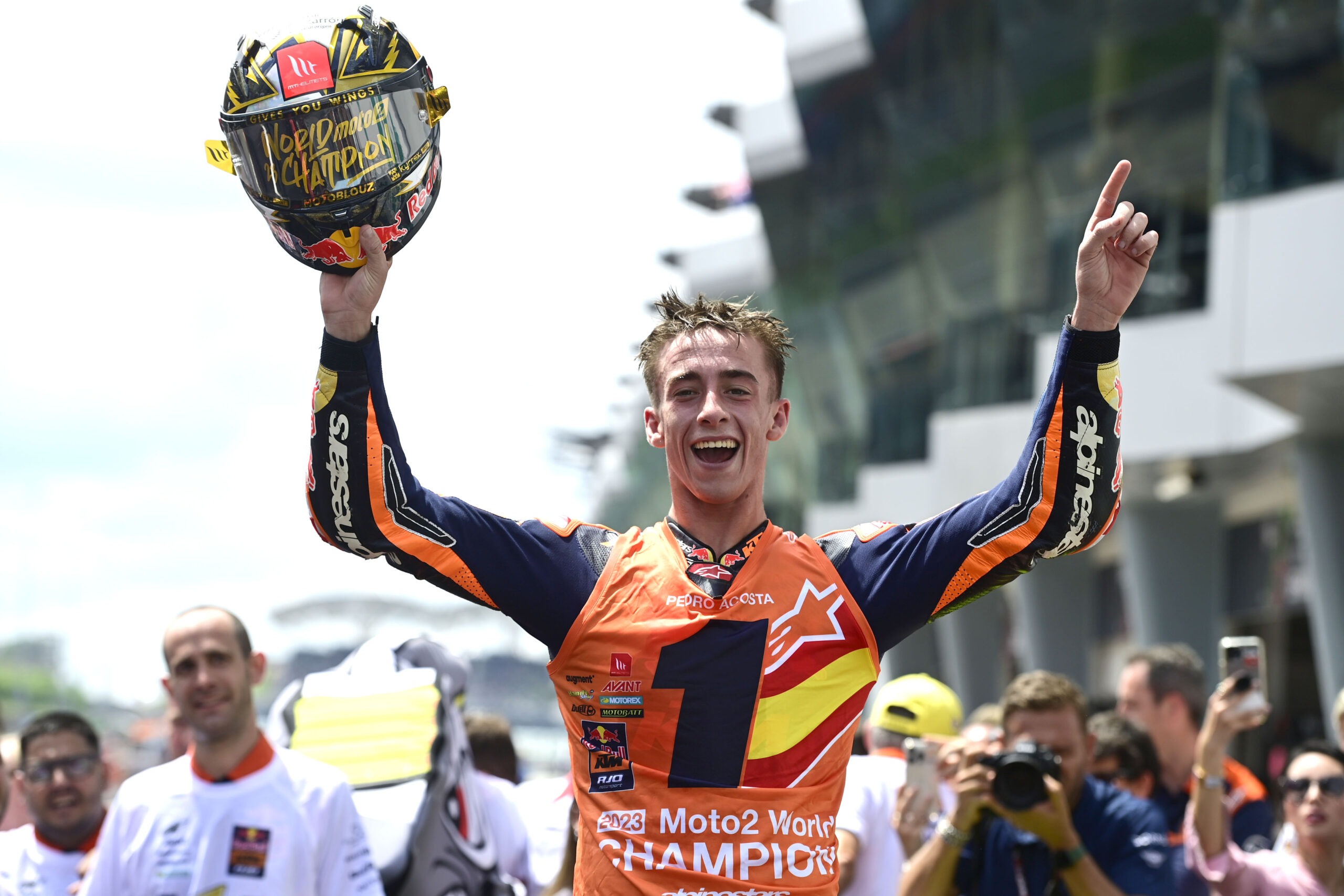 Pedro Acosta, pilote Motoblouz, fête son titre de Champion du monde Moto2 2023 casque à la main