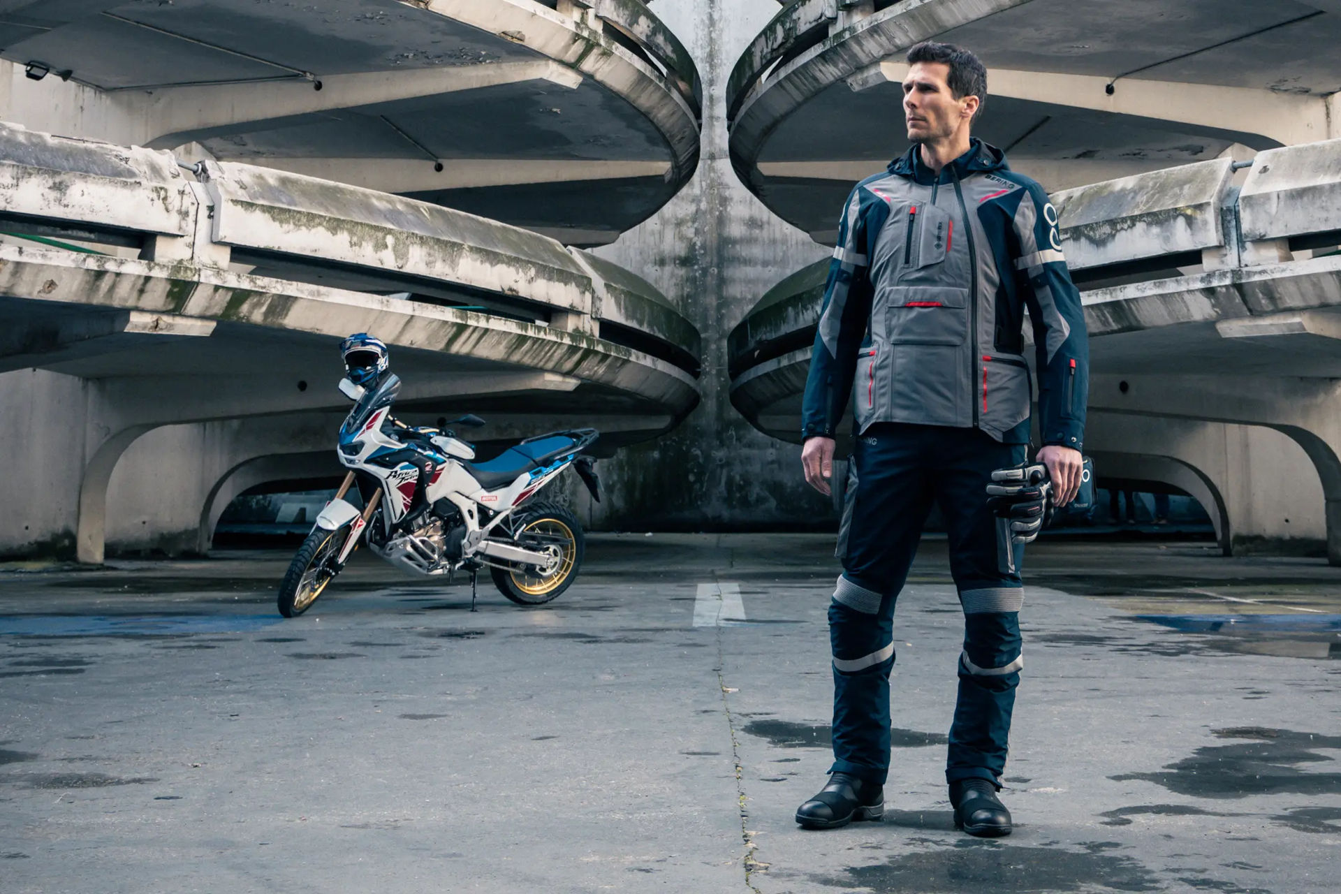 motard avec une veste et un pantalon bering assortis et connectés ensemble