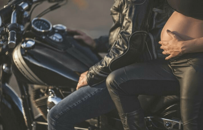 femme enceinte et moto