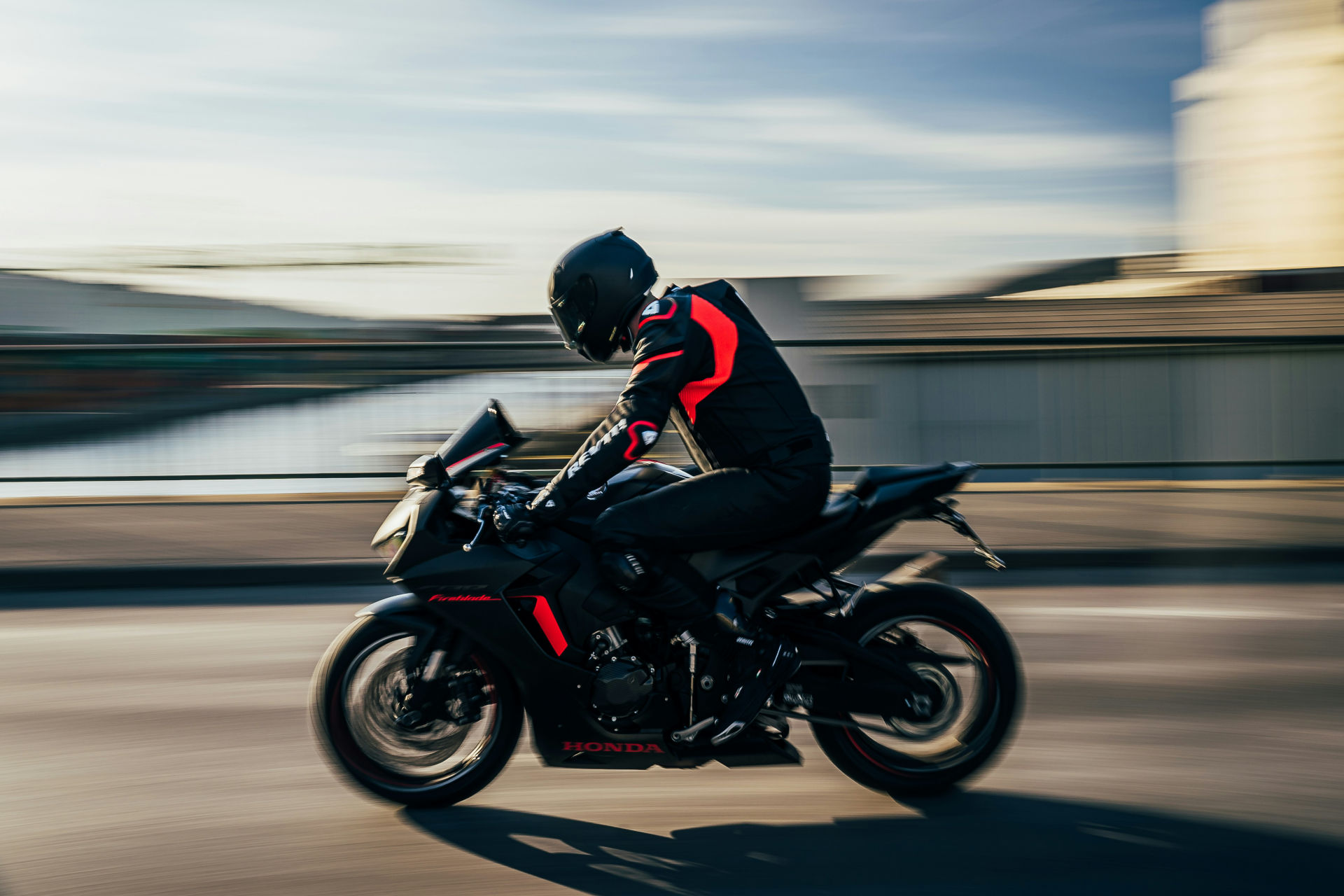 Motard sur une moto Honda Fireblade en train de faire chauffer sa moto en roulant tranquilement les premiers kilomètres