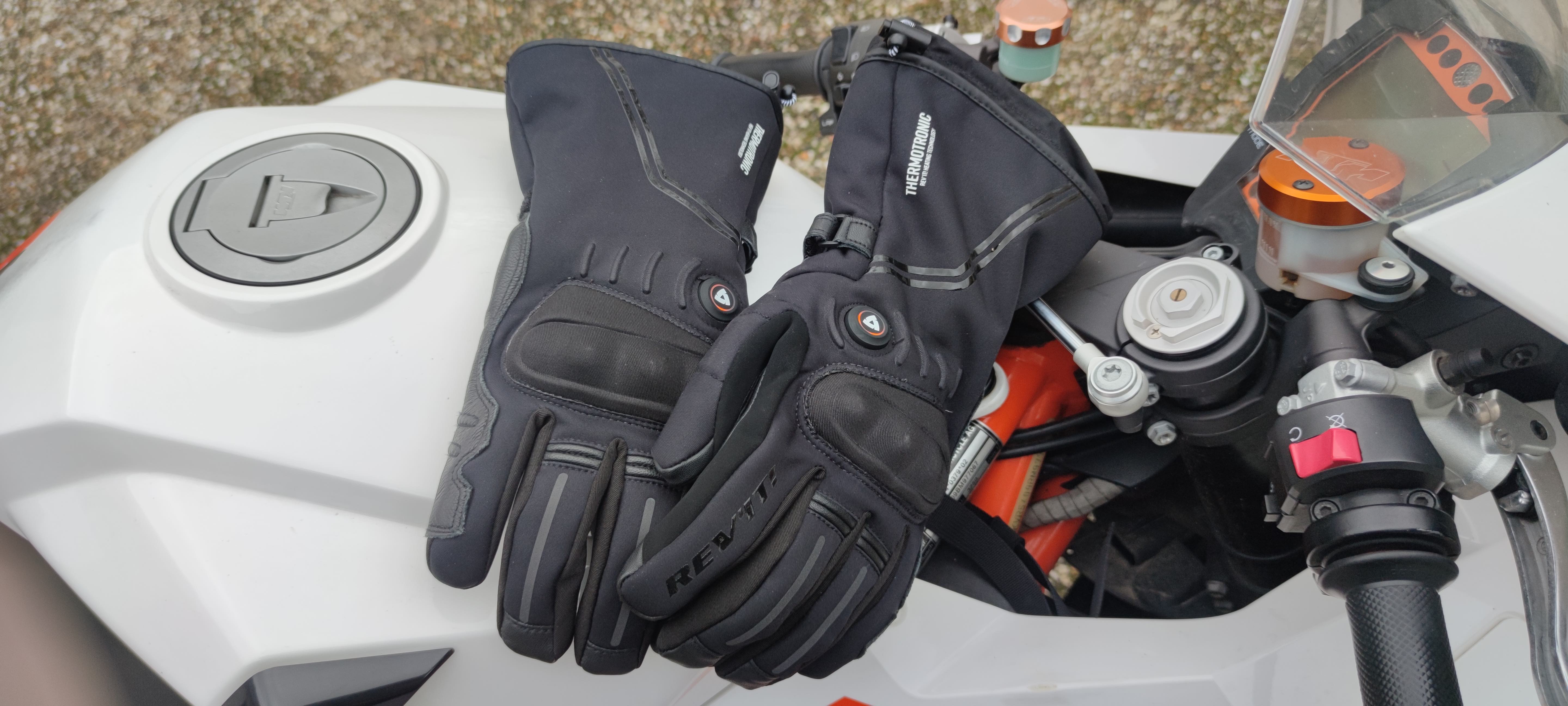 Gants de moto chauffants sur un réservoir de KTM