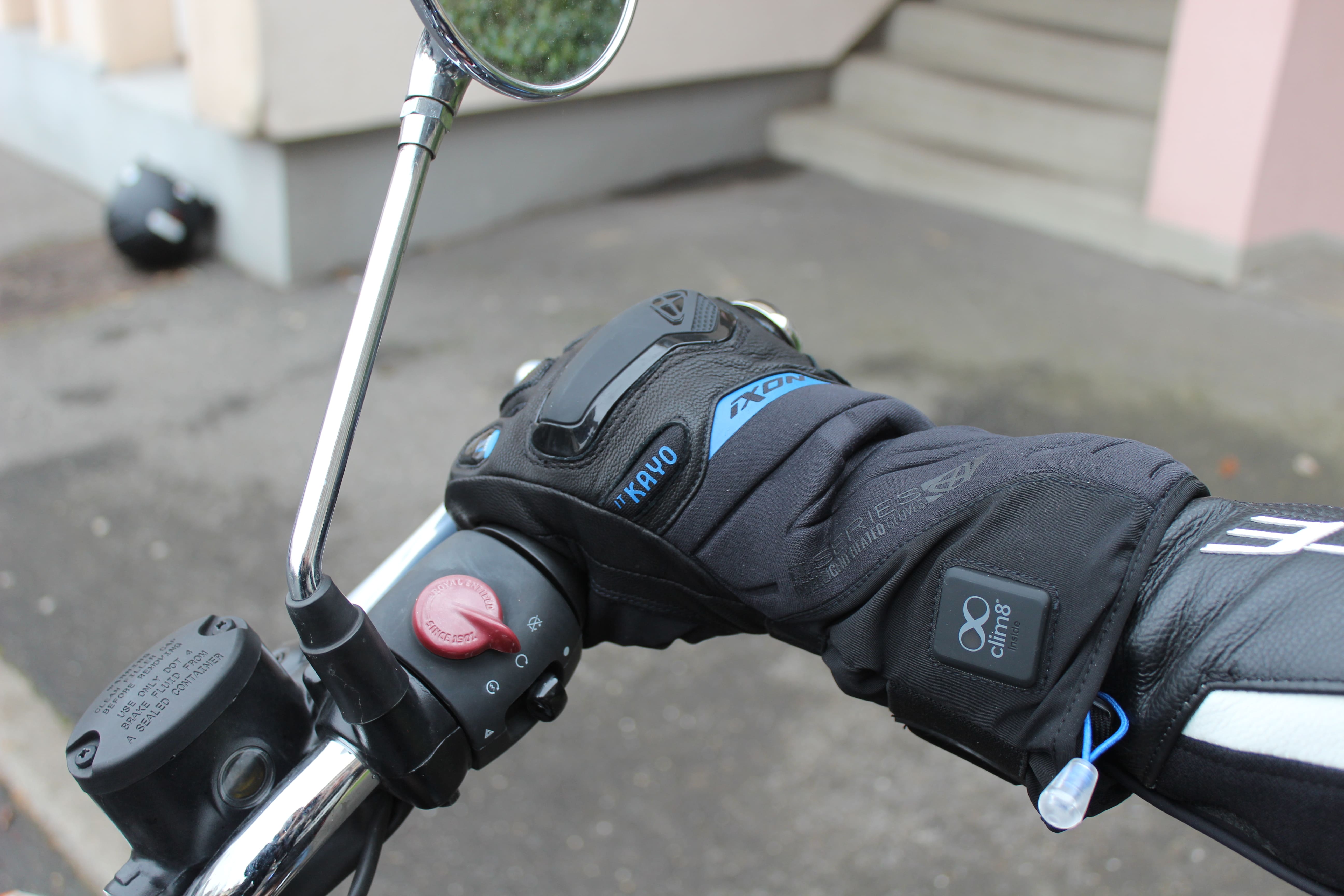 focus sur le dos de la main des gants chauffants Ixon