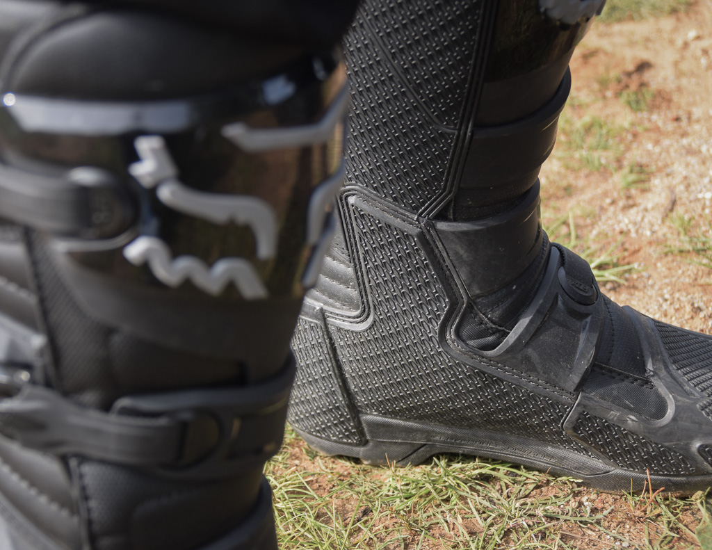 focus sur le grip des bottes cross Fox Comp X 2024