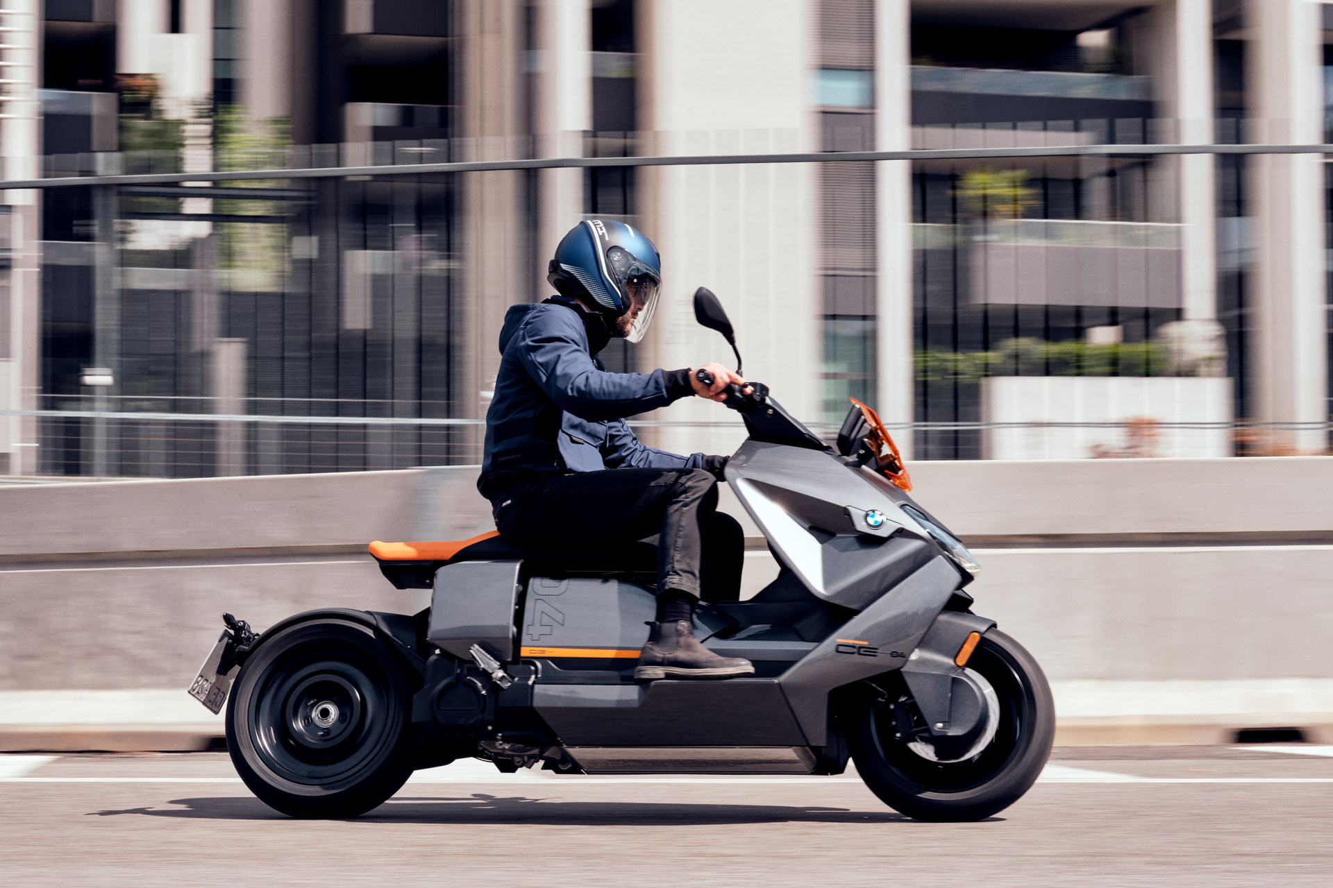 Scooter circulando por la ciudad con un jet