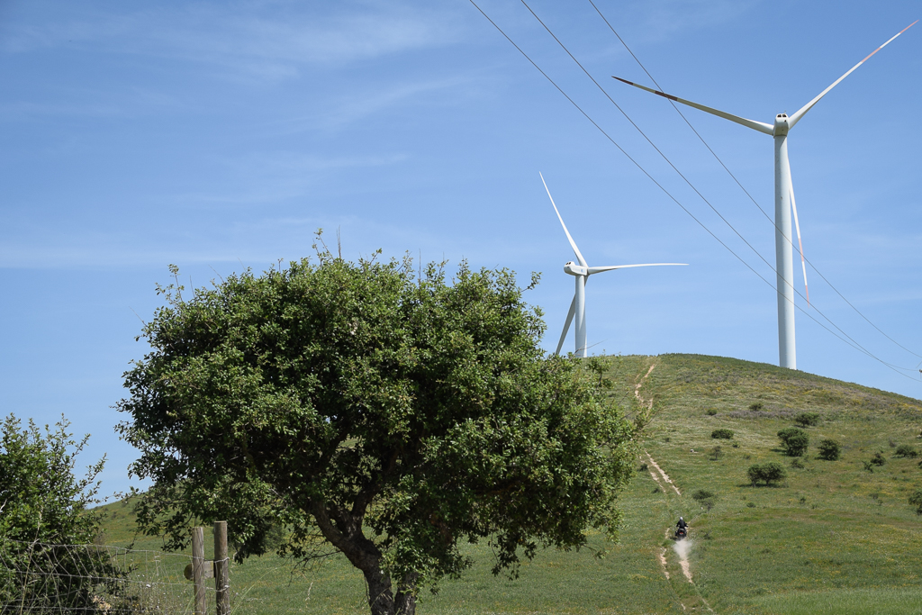 montée moto éoliennes