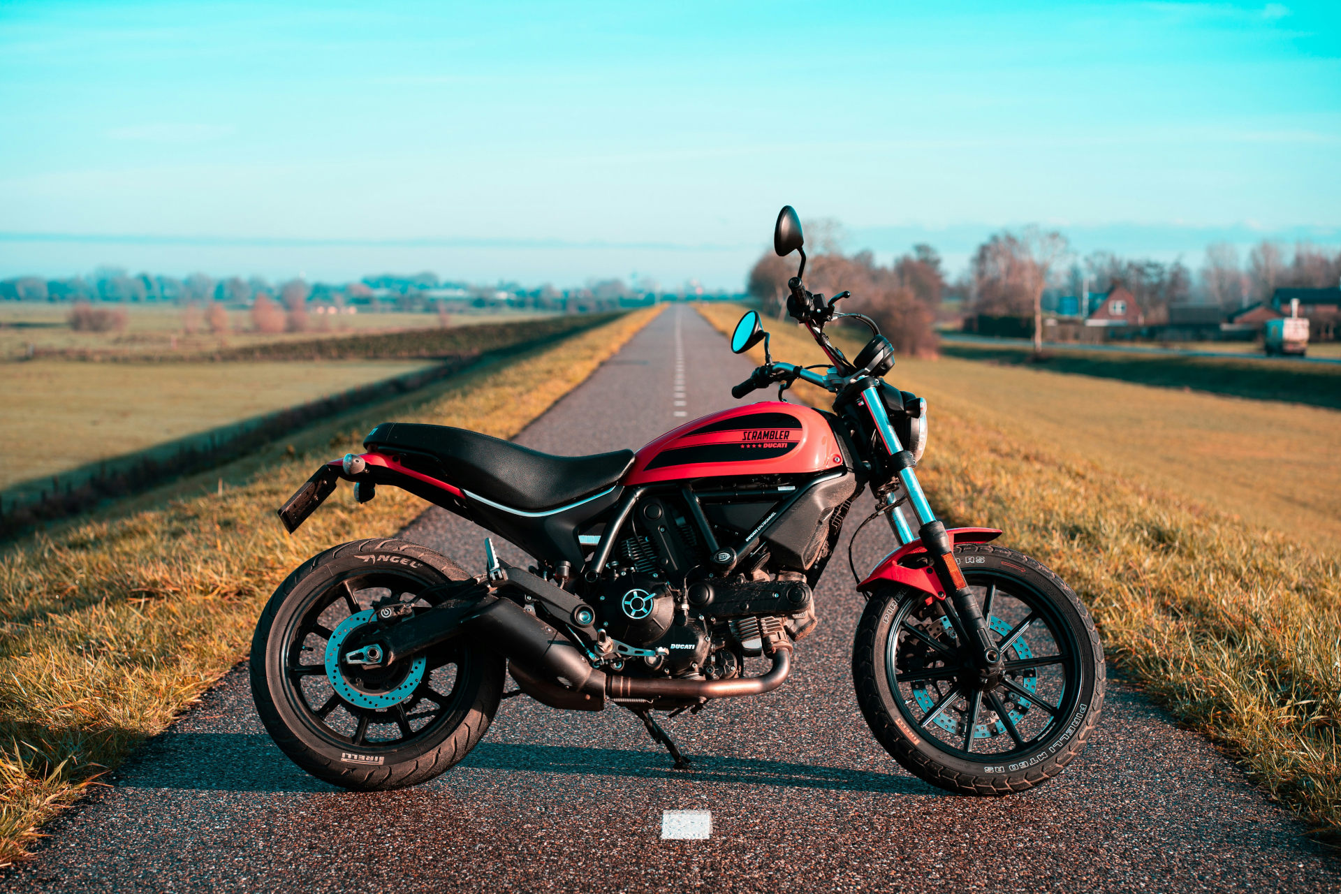 Moto Ducati propre garée sur une petite route